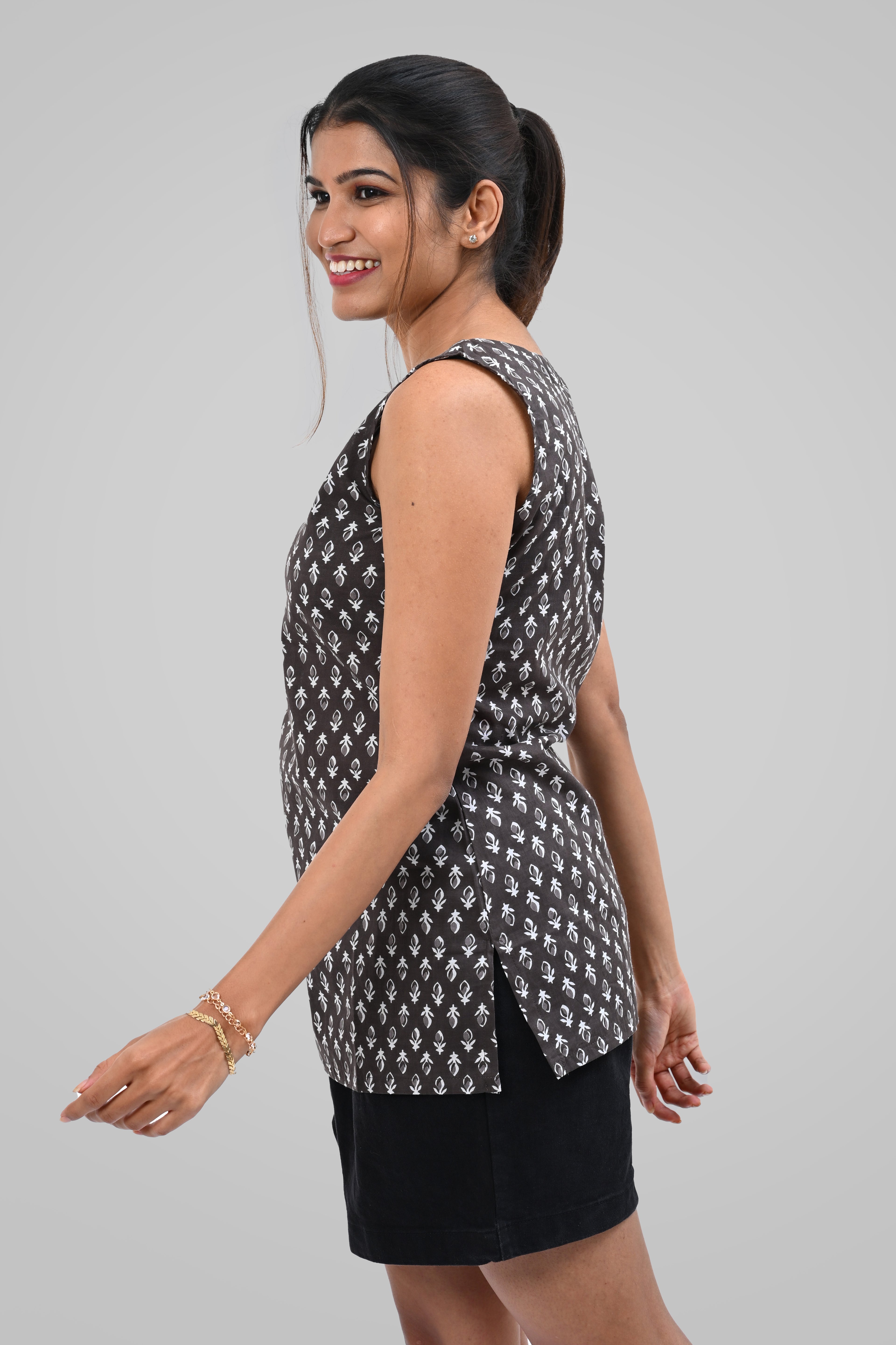 Grey Cotton Printed Sleeveless Kurti